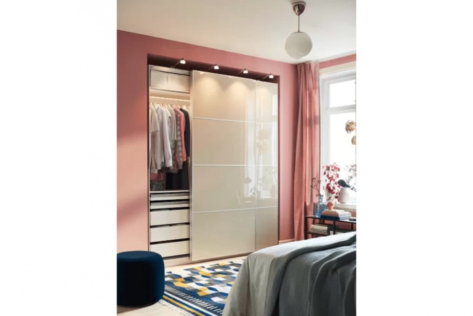 Inspirasi lemari pakaian untuk kamar tidur minimalis. (Ikea)
