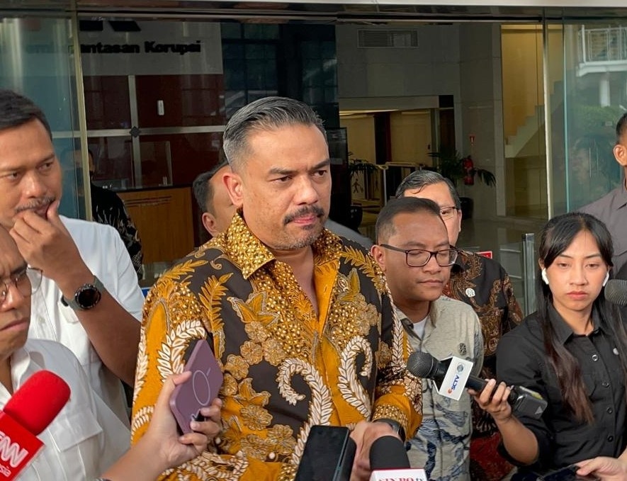 Menteri UMKM Maman Abdurrahman mendatangani gedung KPK, Jumat (4/7/2025). [Suara.com/Yaumal]