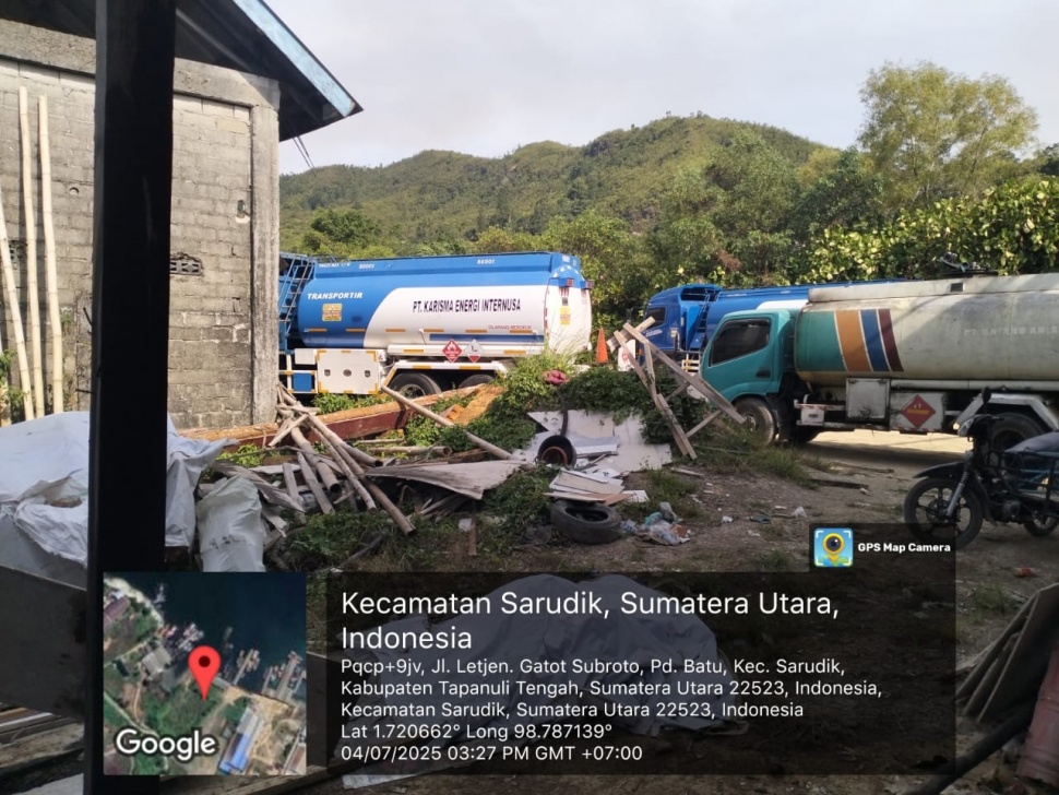 Foto truk tangki yang diduga mengangkut solar bersubsidi yang diselewengkan di Tapanuli Tengah, Sumatera Utara. Wakil Ketua Komisi XII DPR Bambang Haryadi meminta BPH Migas dan Ditjen Migas Kementerian ESDM. [dokumentasi]