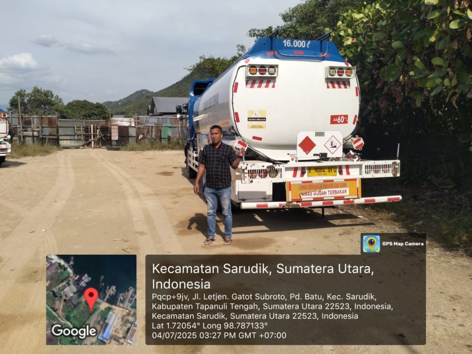 Wakil Ketua Komisi XII DPR Bambang Haryadi mengumpulkan bukti adanya praktik dugaan 'mafia' solar bersubsidi di Tapanuli Tengah, Sumatera Utara. Foto truk tangki yang diduga mengangkut solar bersubsidi yang diselewengkan. [dokumentasi]