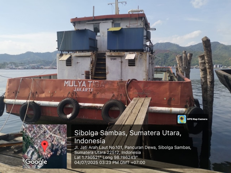 Wakil Ketua Komisi XII DPR Bambang Haryadi mengumpulkan bukti adanya praktik dugaan 'mafia' solar bersubsidi di Tapanuli Tengah, Sumatera Utara. Foto kapal yang diduga mengangkut solar bersubsidi yang diselewengkan. [dokumentasi]