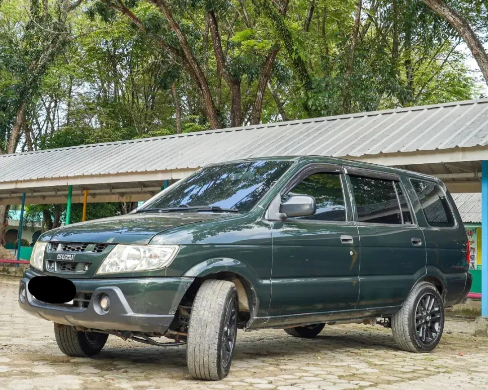 Isuzu Panther (2005). (OLX)