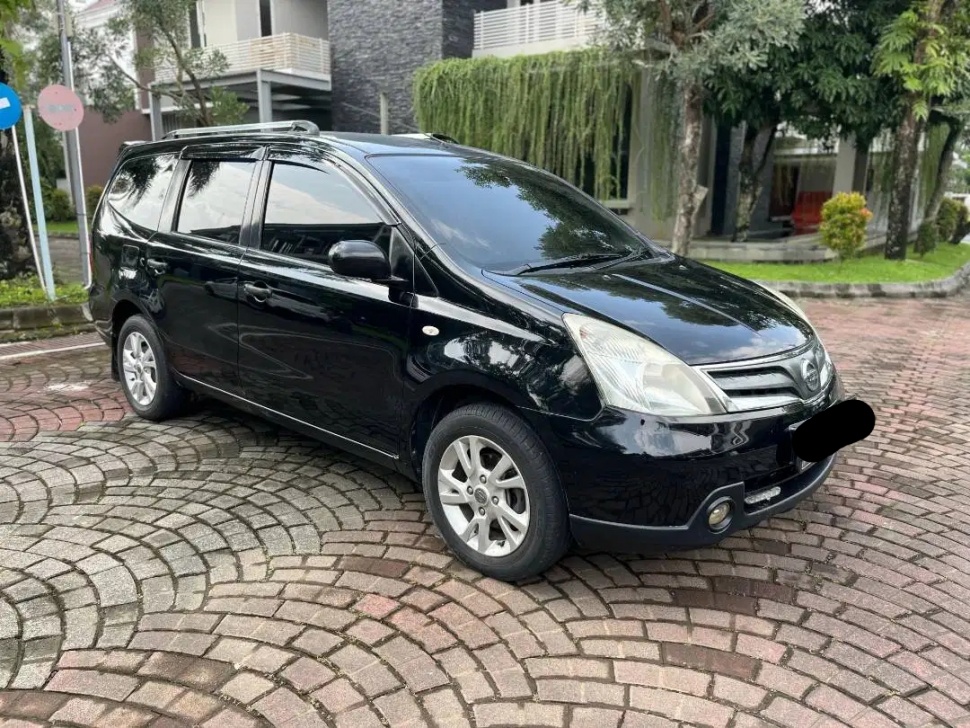 Nissan Grand Livina (2012). (OLX)