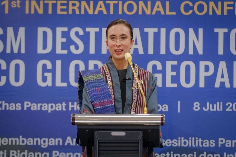 Menteri Pariwisata Widiyanti Putri Wardhana saat memberikan sambutannya pada acara pembukaan 1st Toba Caldera International Conference on Indonesia Geotourism di Hotel Khas Parapat, Simalungun, Sumatera Utara, Selasa (8/7/2025). (ANTARA/HO-Kementerian Pariwisata)