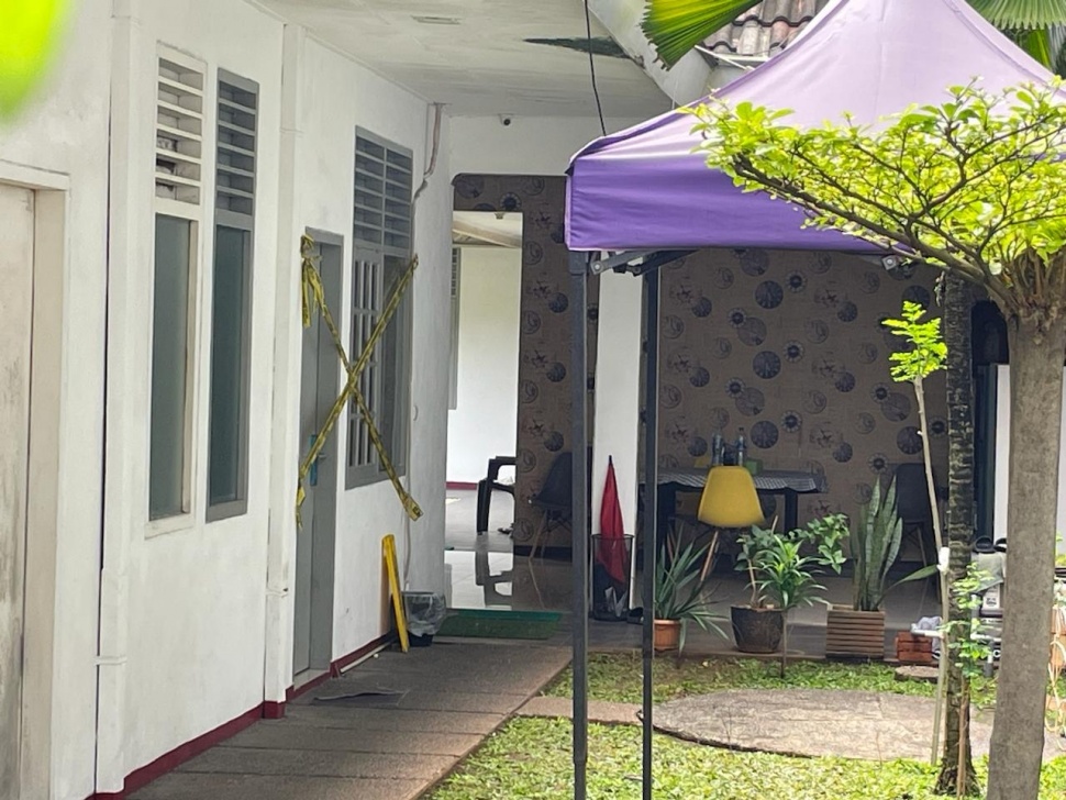 Kamar kos diplomat muda Kementerian Luar Negeri (Kemlu) Arya Daru Pangayunan alias ADP (39) di Menteng, Jakarta Pusat, diberi garis polisi. Rabu (9/7/2025).