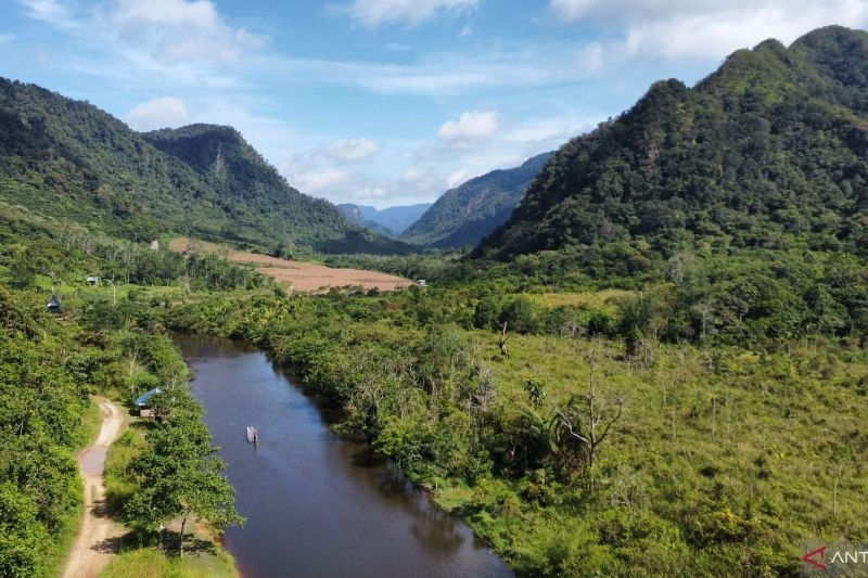 - Seorang warga mendayung rakit di kawasan perhutanan sosial Kabupaten Limapuluh Kota, Sumatera Barat. ANTARA/Fandi Yogari