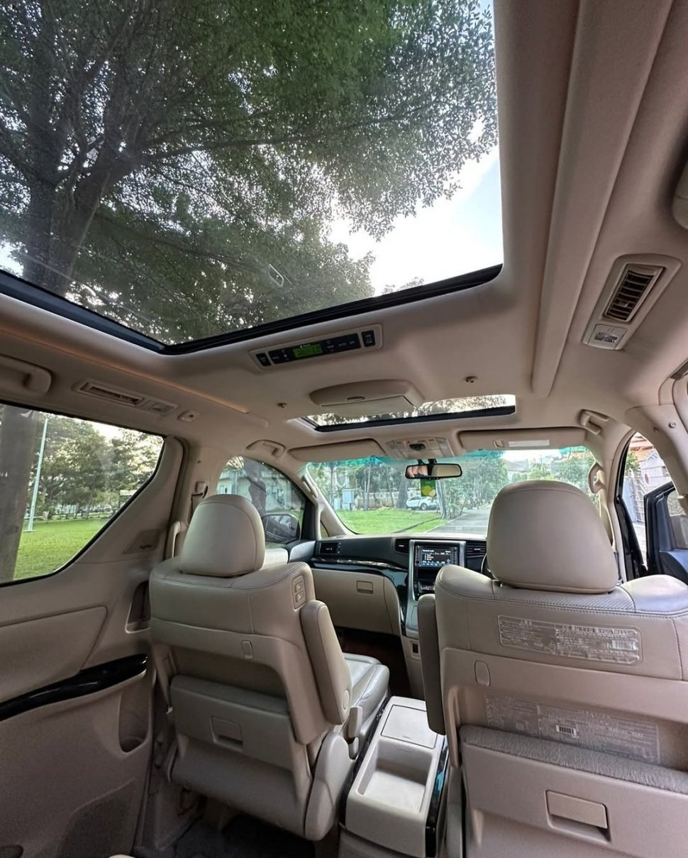 Interior Alphard 2012. (Instagram @driveit.now)