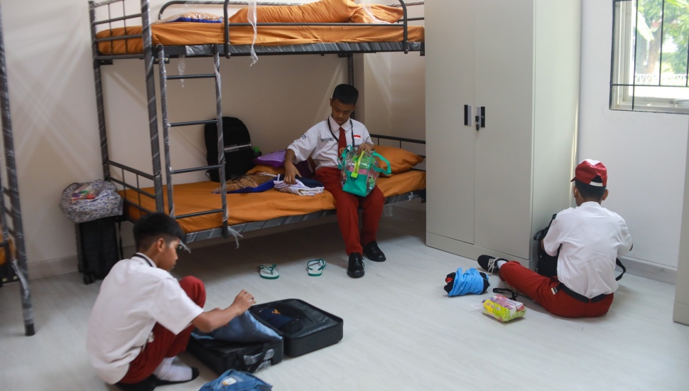 Siswa beraktivitas pada pembukaan masa pengenalan lingkungan sekolah (MPLS) di Sekolah Rakyat Menengah Pertama (SRMP) Sentra Handayani, Jakarta, Senin (14/7/2025). [Suara.com/Alfian Winanto]