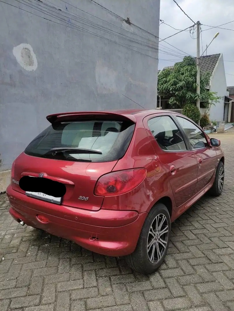 Peugeuot 206 (2002). (OLX)