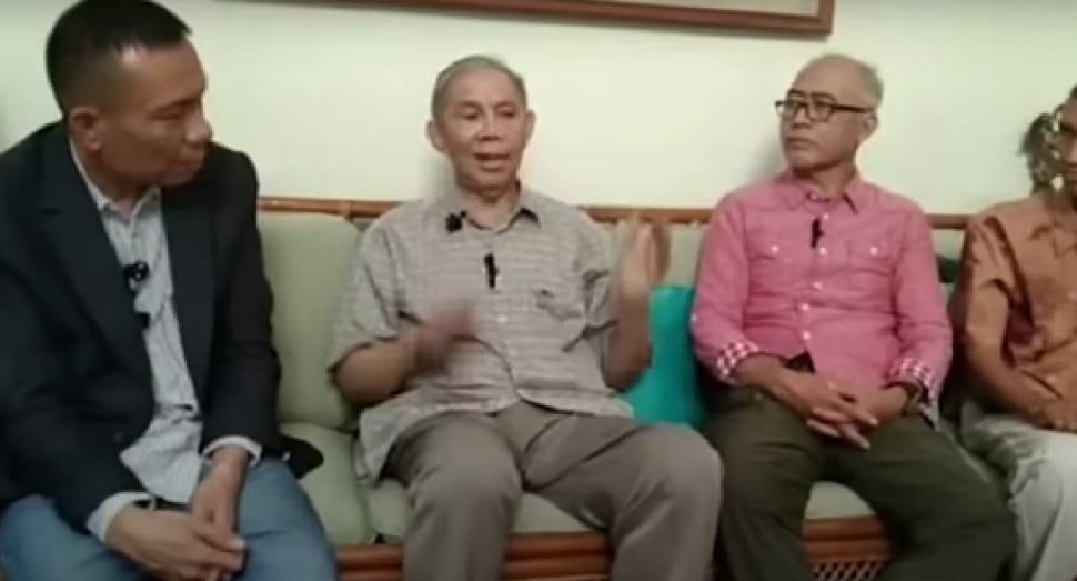 Mantan Rektor Universitas Gadjah Mada (UGM), Prof. Sofian Effendi (tengah) saat diwawancari ahli digital forensik, Rismon Sianipar. (Foto: bidik layar kanal YouTube Refly Harun Official)