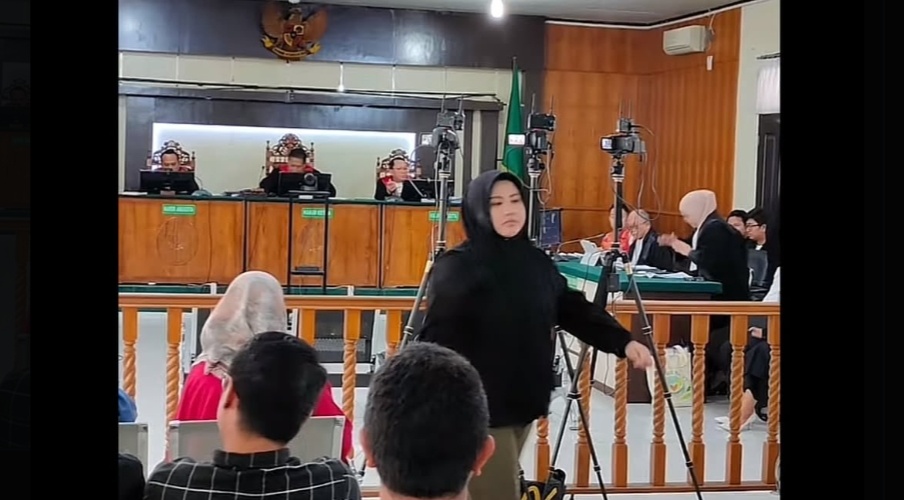 Gaya Hedon Putri Novin Karmila Bikin Ibu Jadi Koruptor, Minta Beli Tas Sepatu Mewah hingga BMW X1. (bidik layar X)