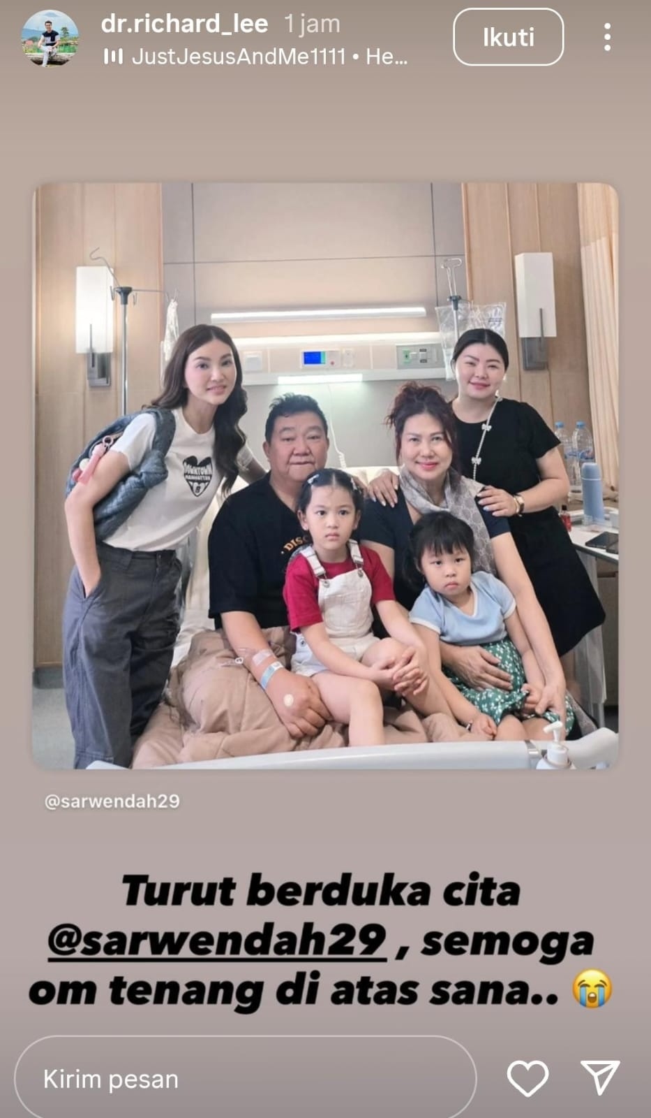 Richard Lee bagikan kabar ayah Sarwendah meninggal. 