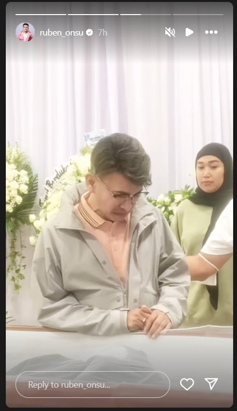 Ruben Onsu datang ke rumah duka ayah Sarwendah. [Instagram/@ruben_onsu]