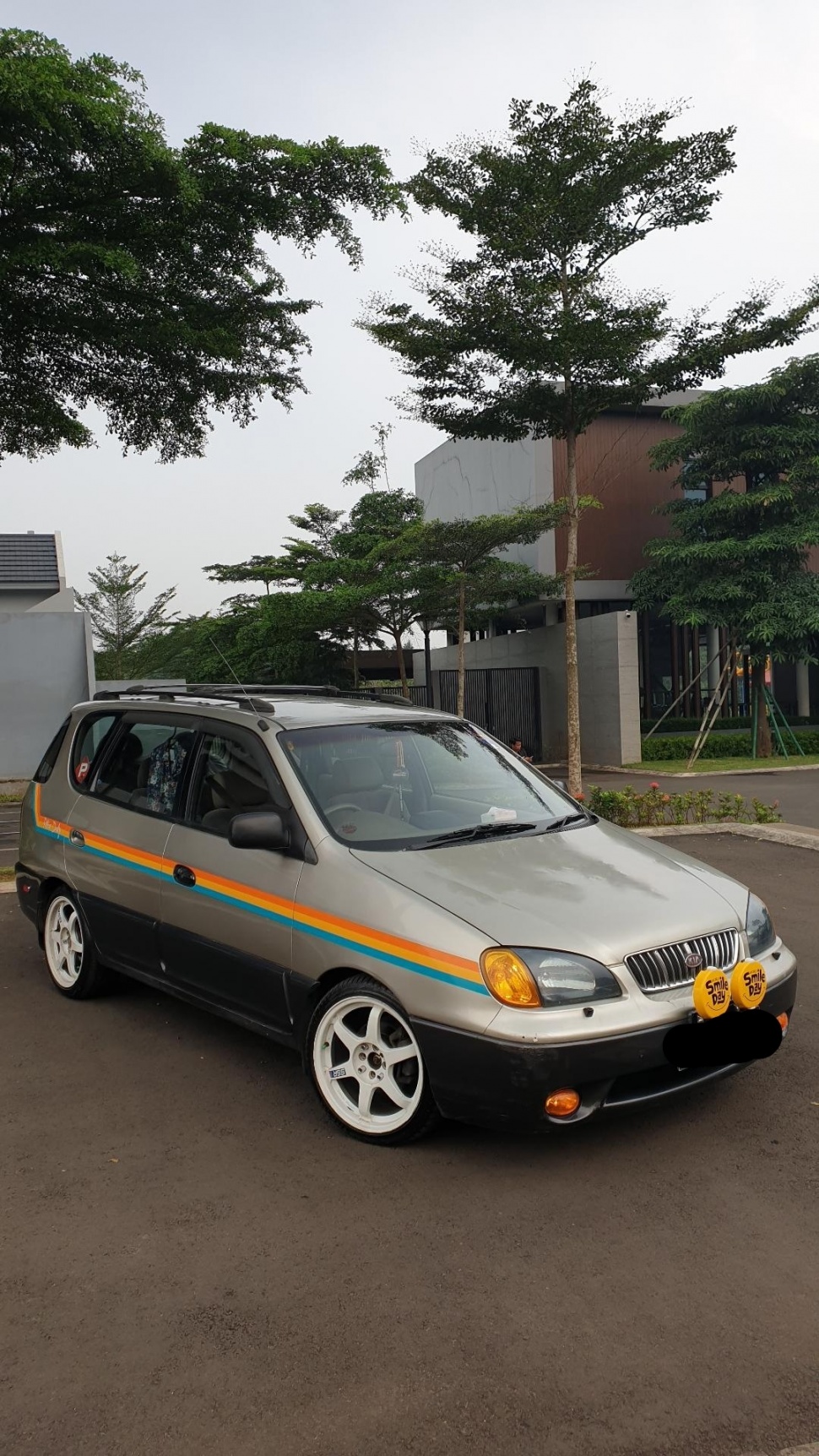 Kia Carens I (2000). (OLX)