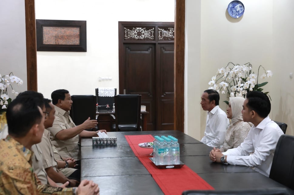 Presiden Prabowo Subianto berkunjung ke kediaman Jokowi di Sumber, Kecamatan Banjarsari, Minggu (20/7/2025). [foto: Tim Media Presiden Prabowo]