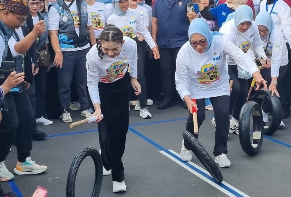 Istri Wakil Presiden RI, Selvi Ananda bersama Menteri PPPA Arifah Fauzi menghadiri acara Peringatan Hari Anak Nasional (HAN) 2025 di area car free day Bundaran Hotel Indonesia, Jakarta, Minggu (20/7/2025). [Suara.com/Lilis]