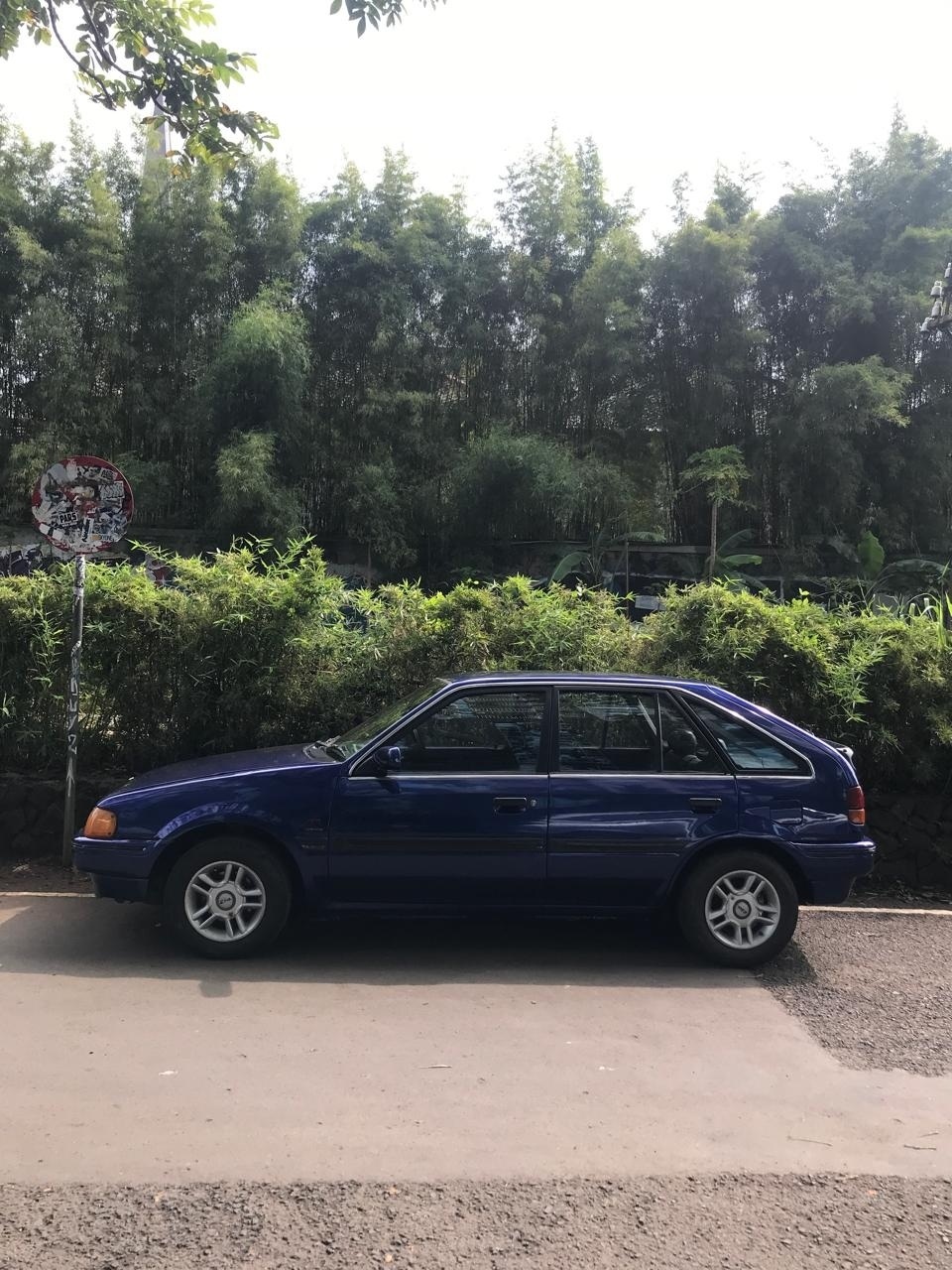 Ford Laser (1987). (OLX)