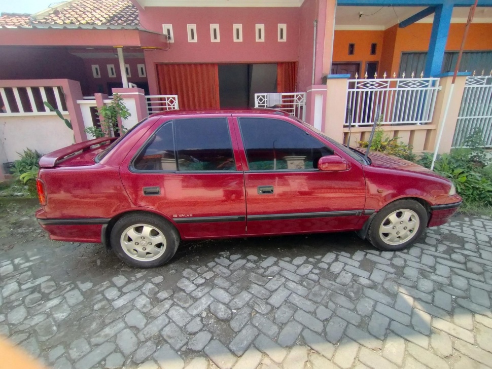 Suzuki Esteem (1995). (OLX)