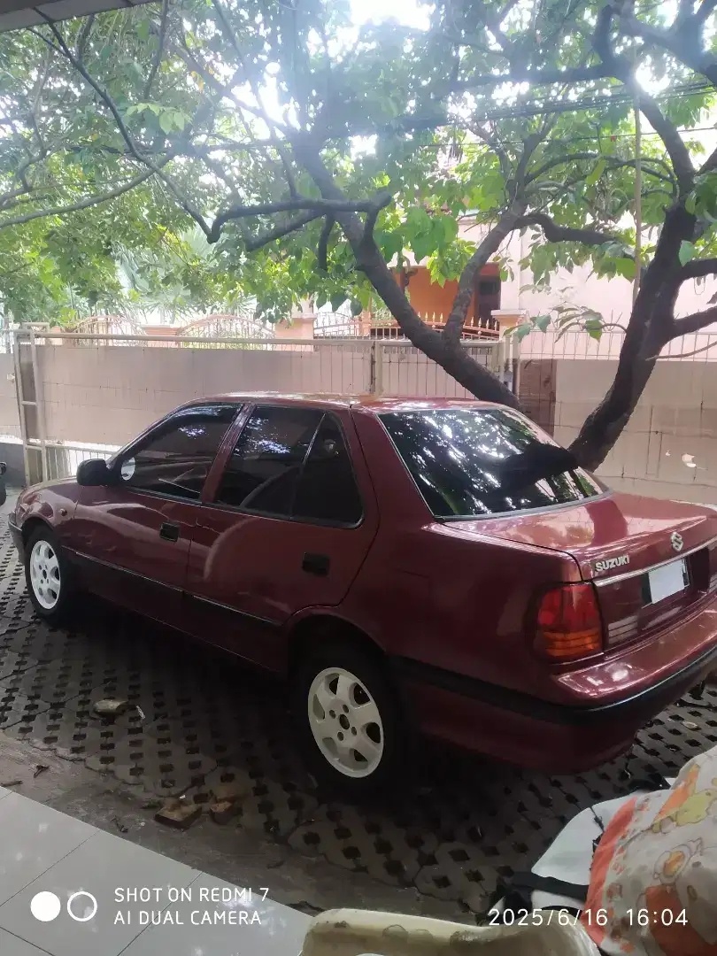 Suzuki Esteem (1996). (OLX)