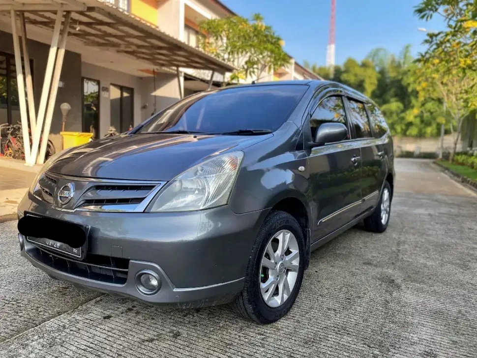 Nissan Grand Livina (2011). (OLX)