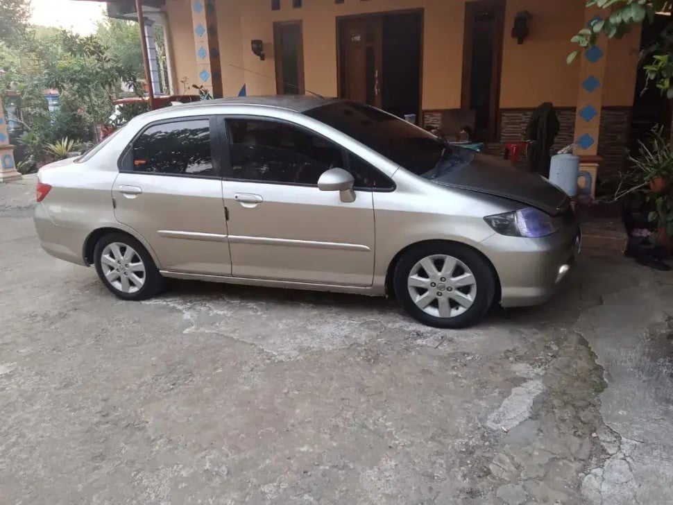 Honda City (2005). (OLX)