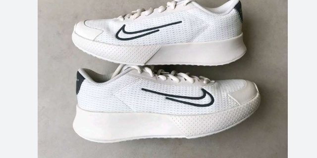 Ilustrasi sepatu Nike Court Vapor Lite 2.