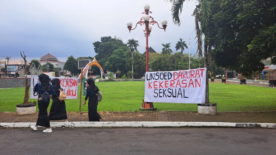 Spanduk peringatan darurat kekerasan seksual di Unsoed dipasang di depan rektorat. Setelah dikabarkan adanya aksi kejahatan seksual yang dilakukan oknum Guru Besar Fisip Unsoed. [Ist]