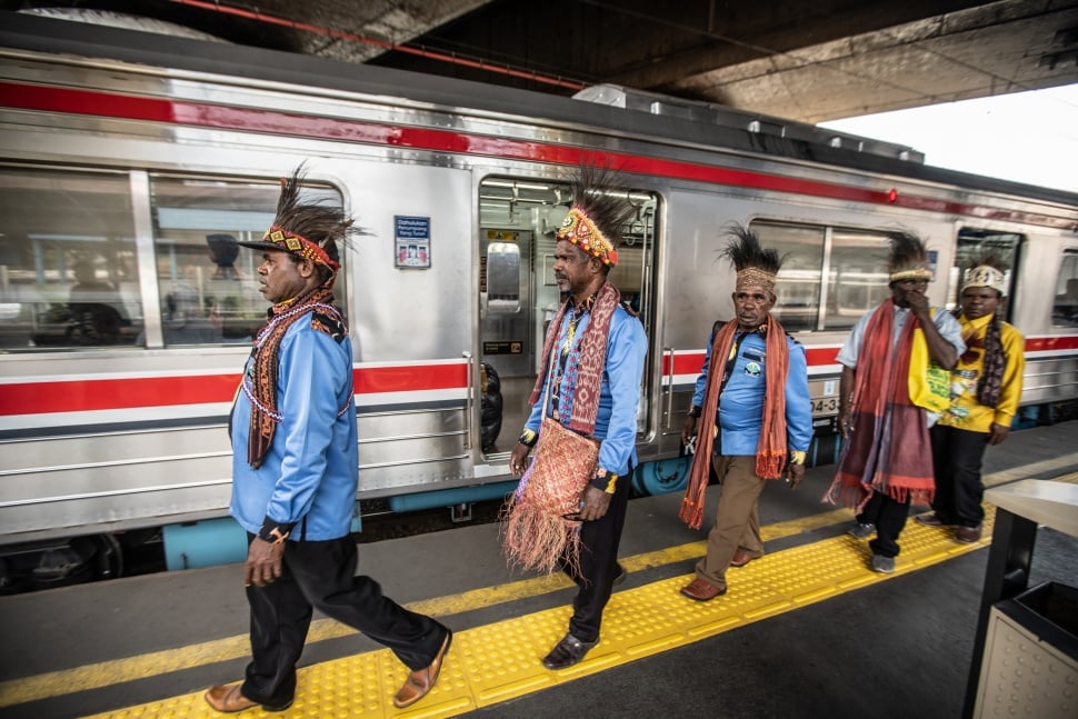 Suku Adat Papua Tehit menaiki kereta api listrik di Jakarta. Suku Adat Papua Tehit dari daerah Knasaimos di Sorong Selatan, Papua Barat Daya, datang ke Jakarta untuk menyerahkan surat ke kantor Kementerian Kehutanan guna mengakui hutan mereka sebagai hutan adat.(Dok. © Jurnasyanto Sukarno / Greenpeace)