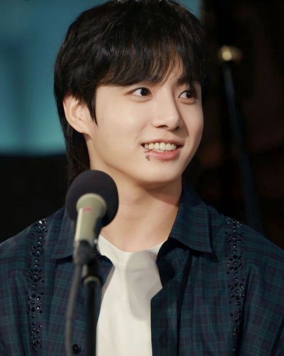 Inspirasi gaya rambut mullet untuk pria Indonesia - Jungkook BTS [Instagram]