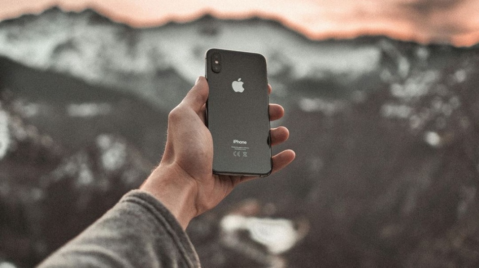 Ilustrasi iPhone budget Rp3 jutaan. (Pexels/Luca Nardone)