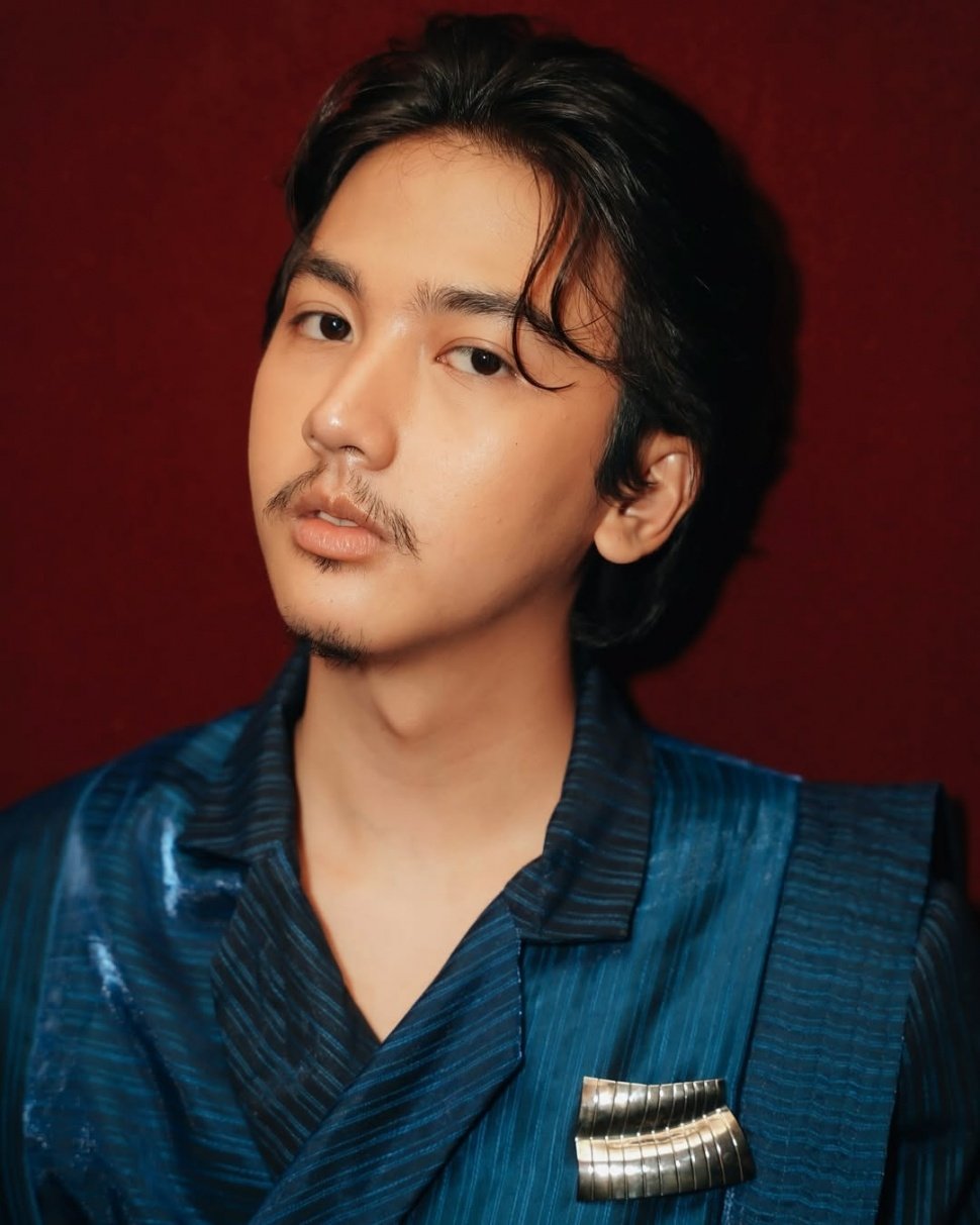 Ari Irham menampilkan sosok yang berbeda di film Rego Nyowo. [Instagram]