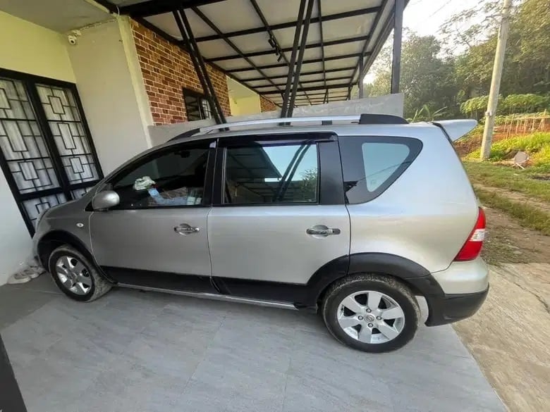 Mobil matic bekas Nissan Grand Livina. (OLX)