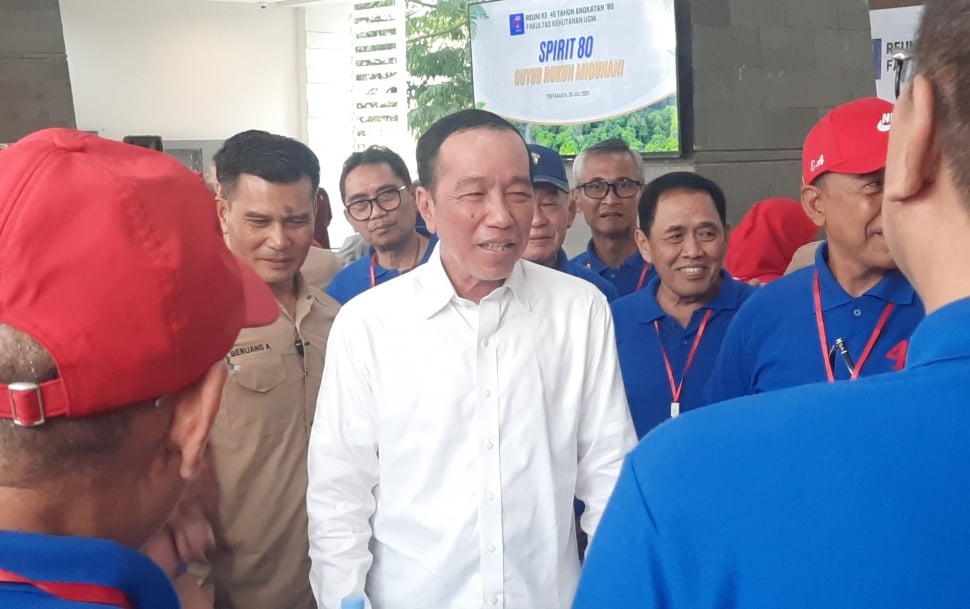 Presiden ke-7 RI Joko Widodo bersama rekannya saat reuni di Kehutanan UGM, Sabtu (26/7/2025). [Suara.com/Hiskia]