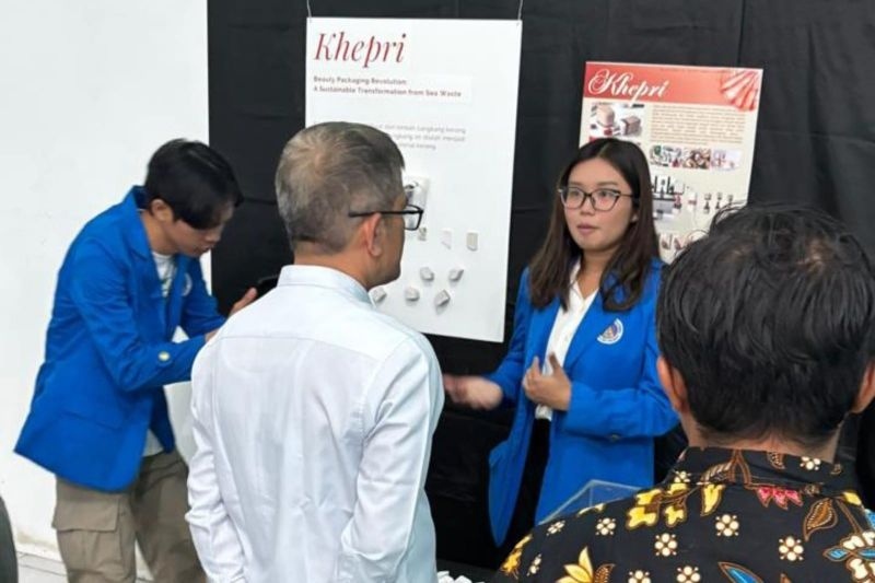 Seorang mahasiswa Desain Produk Institut Seni Indonesia (ISI) Padang Panjang Marchelia Indriyanti menjelaskan proses pembuatan kemasan lipstik kepada Rektor ISI Padang Panjang. ANTARA/Dokumentasi Pribadi