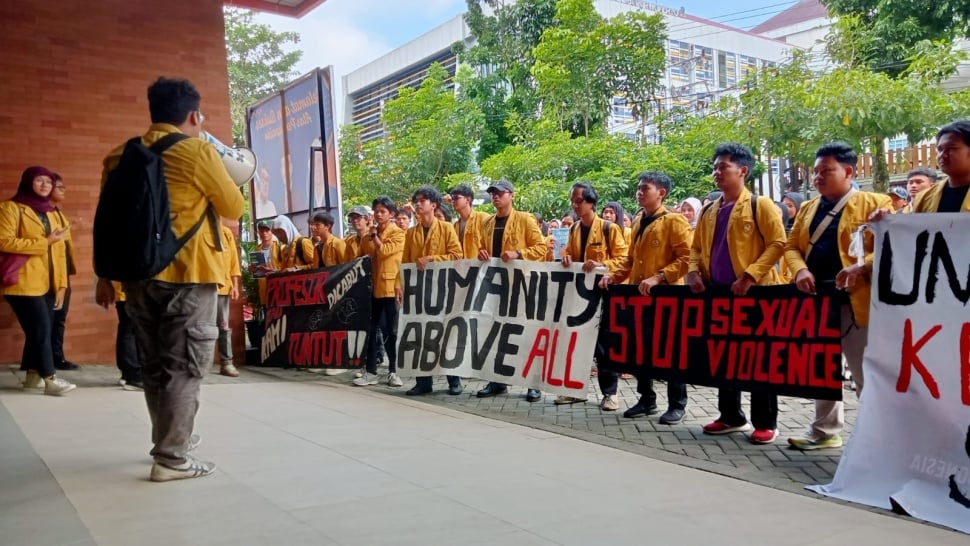 Aksi protes mahasiswa Unsoed mendesak pelaku kekerasan seksual ditindak,  pada Senin (28/7/2025) di halaman kampus. (Dok. Istimewa)