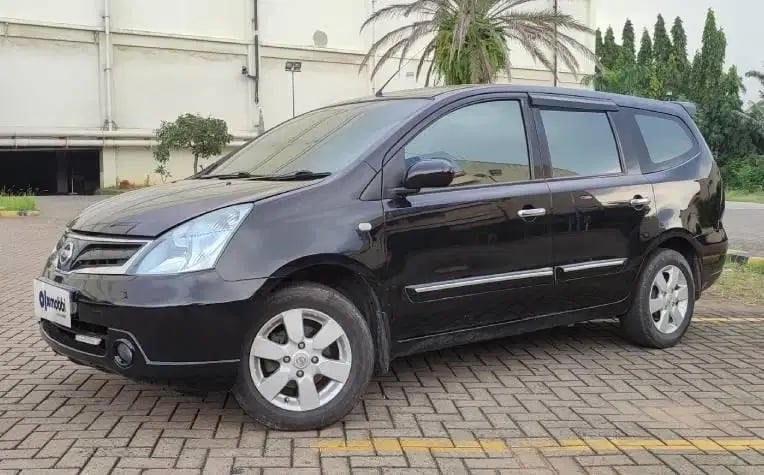 Nissan Grand Livina (2010). (OLX)