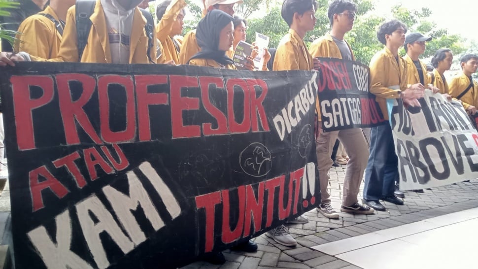 Aksi protes mahasiswa Unsoed mendesak pelaku kekerasan seksual ditindak,  pada Senin (28/7/2025) di halaman kampus. (Dok. Istimewa)