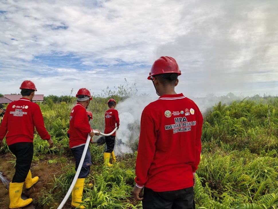 Masyarakat Peduli Api Desa Malikan Berlatih Memadamkan Kebakaran Lahan. (Dok. Meita A/YKAN)