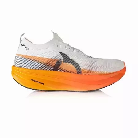 Sepatu karbon lokal. (Shopee)