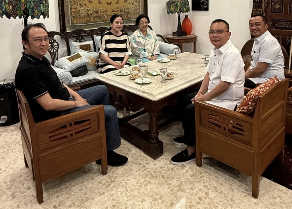 Wakil Ketua DPR RI sekaligus Ketua Harian Partai Gerindra, Sufmi Dasco Ahmad, mengunggah foto dirinya tengah bertemu Ketua Umum PDIP Megawati Soekarnoputri, Kamis (31/7) malam, persis setelah DPR menyetujui usulan Presiden Prabowo untuk memberikan amnesti terhadap Hasto Kristiyanto. [Instagram/Dasco]