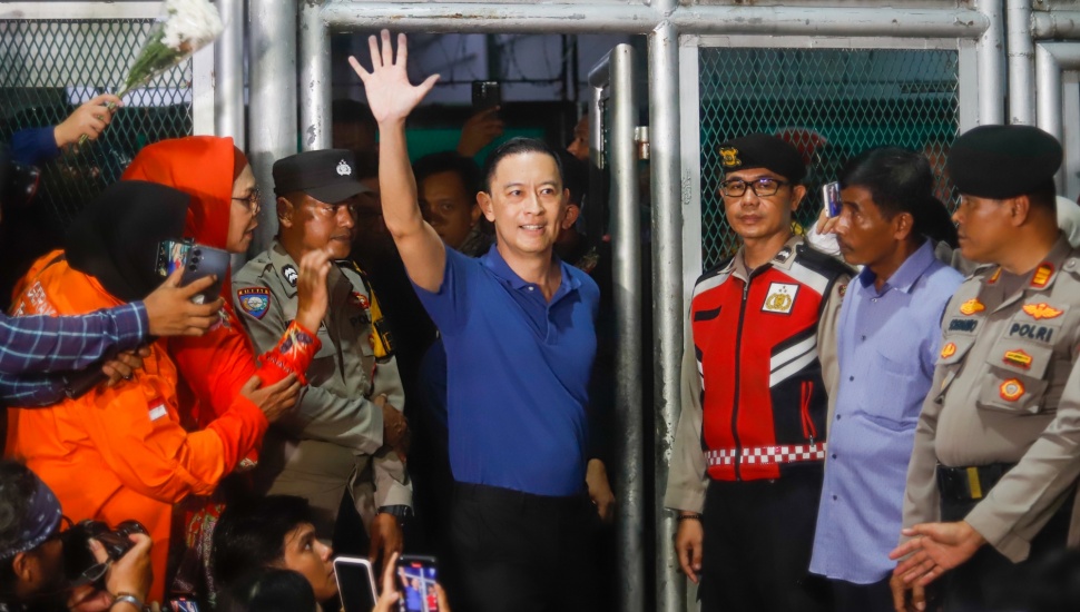 Terdakwa kasus dugaan korupsi impor gula Thomas Trikasih Lembong atau Tom Lembong menyapa awak media dan pendukungnya saat meninggalkan Lembaga Permasyarakatan (LP) Cipinang, Jakarta, Jumat (1/8/2025). [Suara.com/Alfian Winanto]