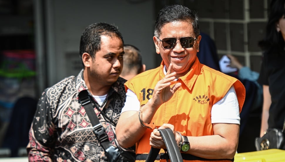 Terpidana kasus dugaan suap pergantian antarwaktu (PAW) untuk anggota DPR Harun Masiku dan perintangan penyidikan, Hasto Kristiyanto (kanan) melambaikan tangan setibanya di Rumah Tahanan Kelas 1 Jakarta Timur Cabang Rutan KPK, Jakarta, Jumat (1/8/2025). [ANTARA FOTO/Sulthony Hasanuddin/nym]