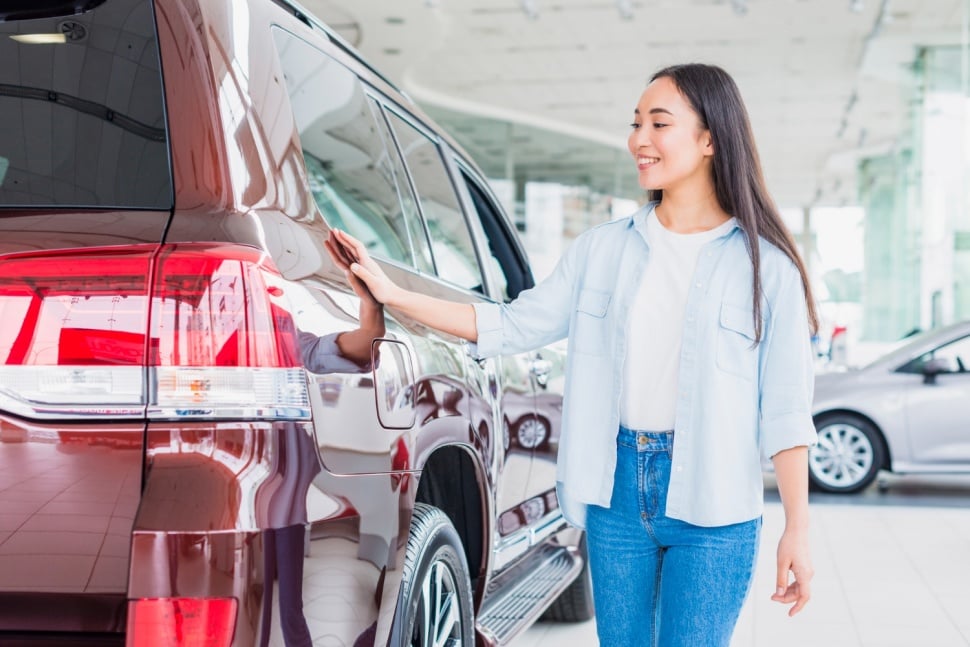ilustrasi membeli mobil bekas (freepik)