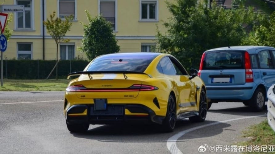 Xiaomi SU7 Ultra terlihat di pabrik Ferrari. (Weibo/ Piniluoshan)