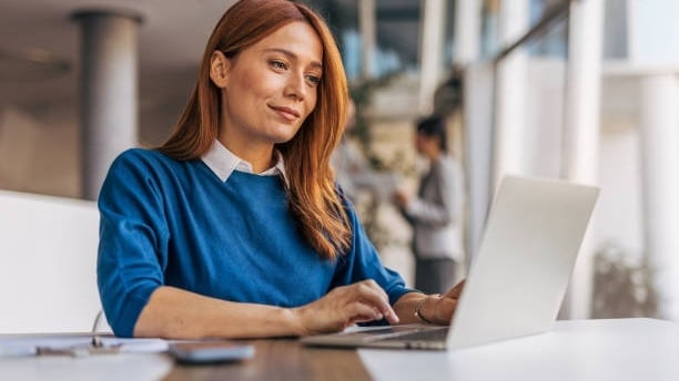 7 Rekomendasi AI untuk Mengerjakan Tugas Kantor dan Membuat Proposal (Unsplash)