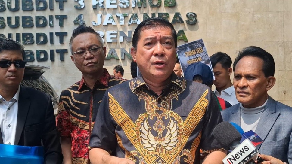 Pengacara Silfester Matutina di Polda Metro Jaya. (Suara.com/Faqih)