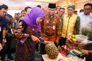 Gubernur Jawa Timur (Jatim), Khofifah Indar Parawansa memimpin langsung Misi Dagang dan Investasi yang digelar di Provinsi Lampung bertempat di Swiss Bel Hotel Kota Bandar Lampung, Kamis (7/8). (Dok: Pemprov Jatim)