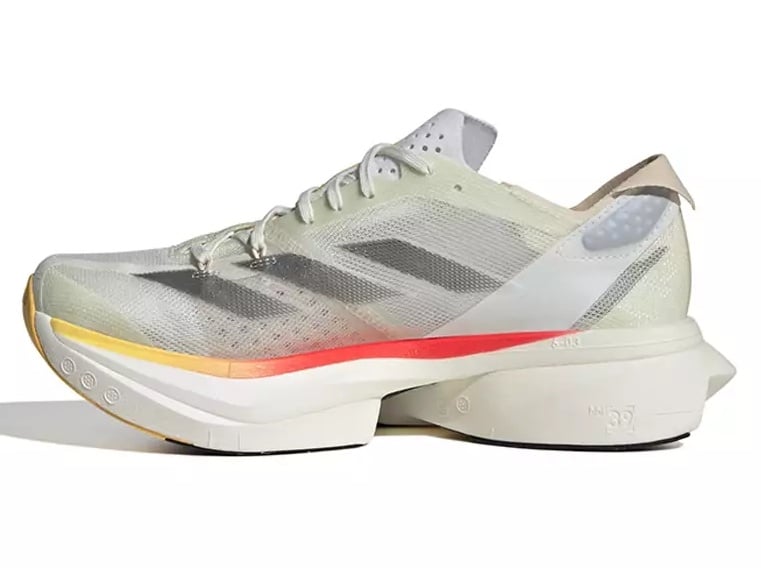 Sepatu lari karbon.