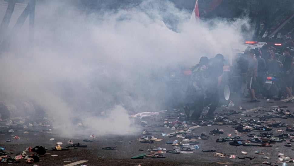 Massa berlarian menghindari tembakan gas air mata dari kepolisian usai terjadi kericuhan unjuk rasa di depan Kantor Bupati Pati, Kabupaten Pati, Jawa Tengah, Rabu (13/8/2025). [ANTARA FOTO/Aji Styawan/nym]
