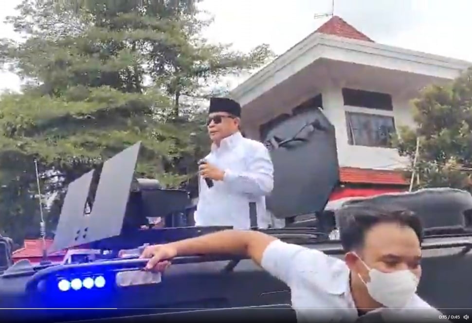 Bupati Pati menaiki rantis Rimueng saat temui demonstran (X/Olikotor_)